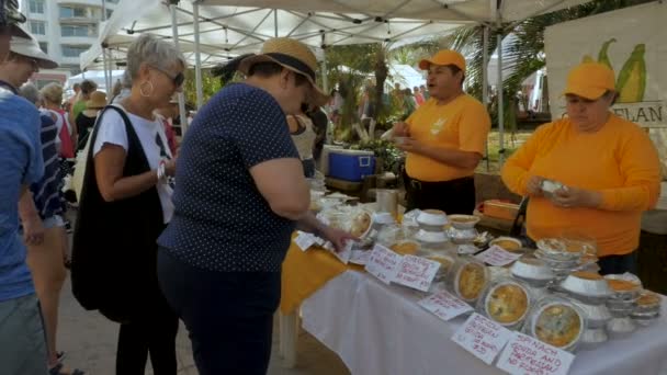 Ανθρώπους που αγοράζουν καλαμπόκι Φλαν επιδόρπια στην αγορά του Σαββάτου: Πουέρτο Βαγιάρτα — Αρχείο Βίντεο