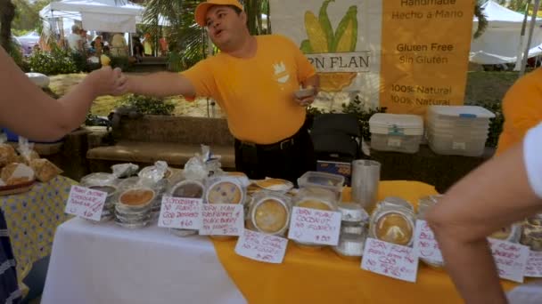 Vendedor mexicano repartiendo muestras gratis en el mercado del sábado en Puerto Vallarta — Vídeos de Stock