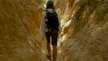 Adam iyi yıpranmış bir yol dışına tırmanma ve bir açılış yaklaşıyor