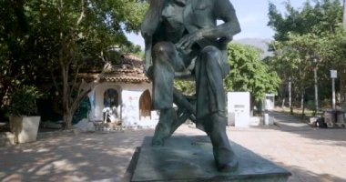 Puerto Vallarta, Meksika için John Huston heykelinin kadar vinç