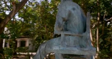Kamera Puerto Vallarta, Meksika için John Huston heykeli etrafında daireler