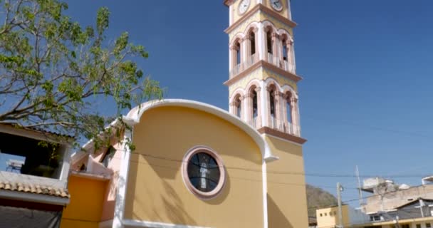 Восстановление Parroquia de la Santa Cruz в Пуэрто-Вальярта, Мексика — стоковое видео