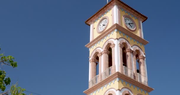 Hodinová věž Parroquia de La Santa Cruz v Puerto Vallarta, Mexiko. — Stock video