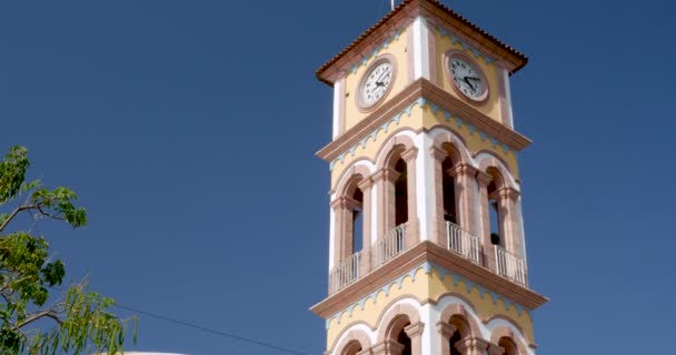 Μεσαίο πλάνο του τον Πύργο του ρολογιού στην Πουέρτο Βαγιάρτα, Μεξικό — Αρχείο Βίντεο