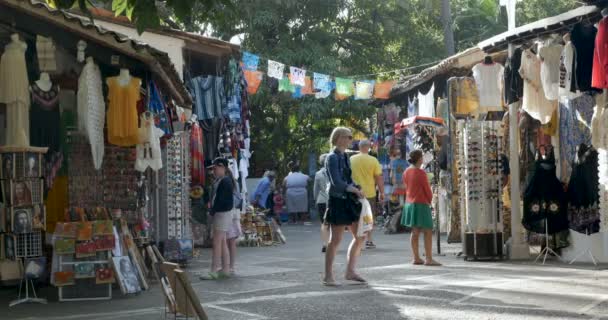 Compras de turistas en el Mercado Isla Cuale en Puerto Vallarta, México — Vídeo de stock