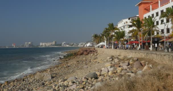 Stabilire foto di persone che camminano sul Malecon a Puerto Vallarta, Messico — Video Stock