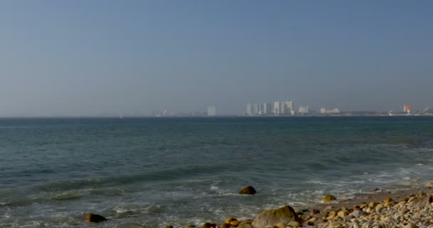 Litoral de uma praia oceânica com hotéis e condomínios em segundo plano — Vídeo de Stock