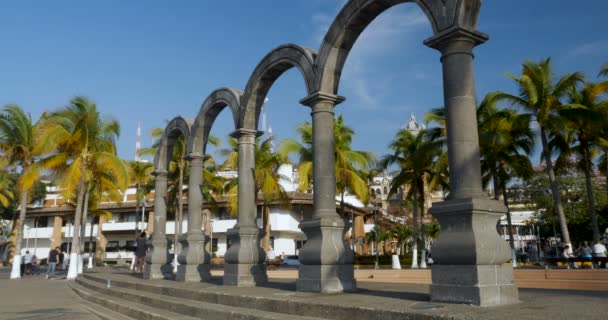 Oblouky a plaza de armas v Puerto Vallarta, Mexiko během dne — Stock video