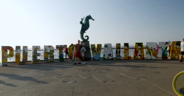 Turisták birtoklás-uk fénykép elvett előtt a Puerto Vallarta Mexikó bejelentkezés — Stock videók