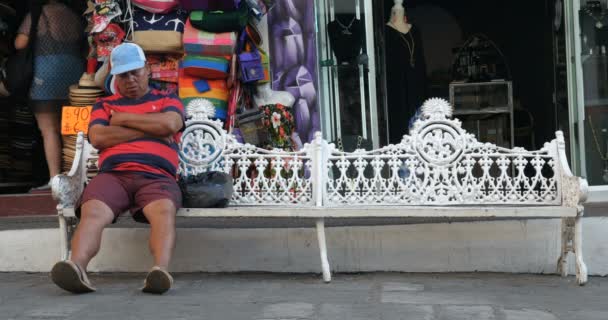 Un hombre durmiendo en un banco del parque se despierta en Puerto Vallarta, México — Vídeos de Stock