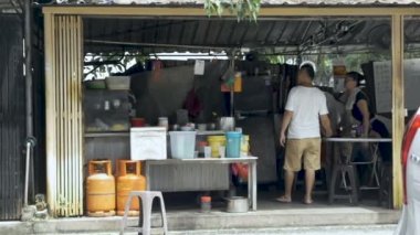 Kuala Lumpur Malezya onun küçük gıda durak restoranda çalışan kadın