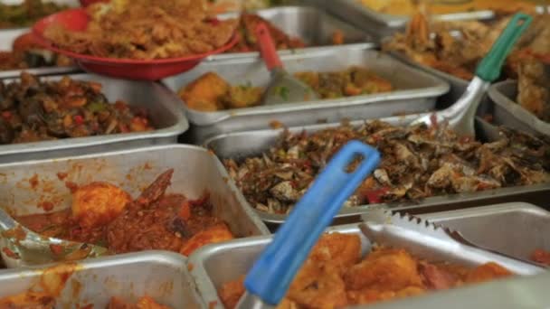 Malajské jídlo v kovu servírovacích táců bufetu — Stock video