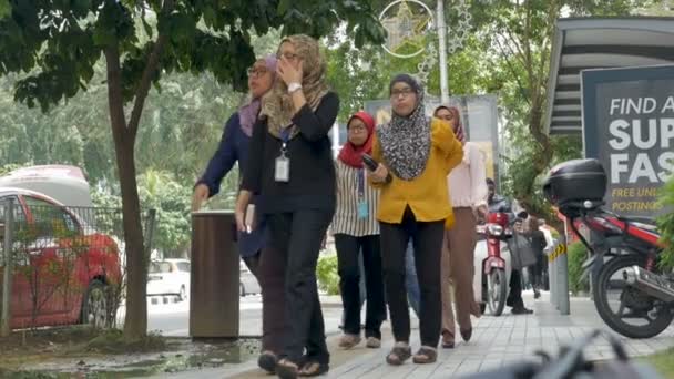 Mujeres de negocios malasias en burqas caminando en un paseo lateral en Kuala Lumpur — Vídeo de stock