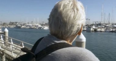 Marina deniz araçları ile üzerinde dikkat çekici yaşlı kıdemli demirledi