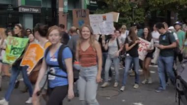 Çoğunlukla genç insanların iklim değişikliği NYC durdurmak için gösteren büyük grup