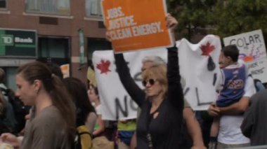 Temiz enerji ve NYC yeşil işleri için bir protesto elinde insanlar