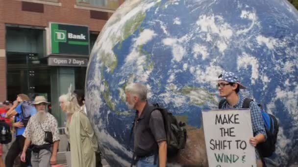 Gente cargando una gran tierra en Nueva York en la Marcha del Clima de los Pueblos — Vídeos de Stock