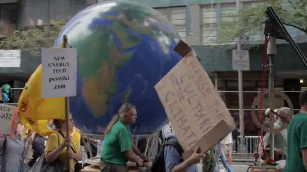 Demonstranten een roterende Aarde trekken aan een klimaat veranderen rally in Nyc — Stockvideo