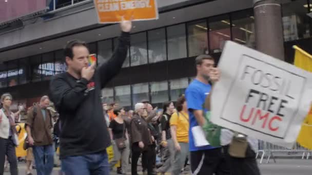 Duża grupa demonstrantów spaceru w Ludowej klimatu marca w Nowym Jorku — Wideo stockowe
