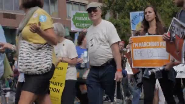 Een vreedzaam protest in Nyc pleiten voor schone energie om klimaatverandering te bestrijden — Stockvideo