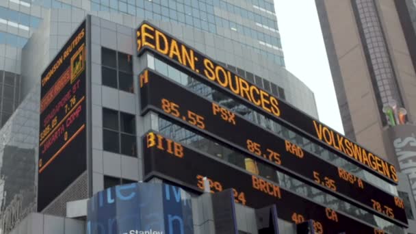 NASDAQ en financiële voorraad nieuws ticker in het hoofdkwartier van Morgan Stanley Nyc — Stockvideo