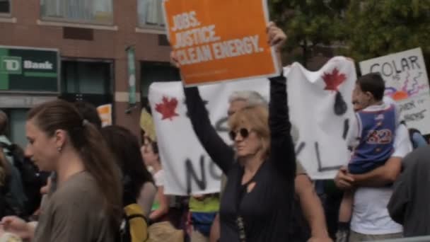 Människor höll tecken på protest för ren energi och gröna jobb i Nyc — Stockvideo