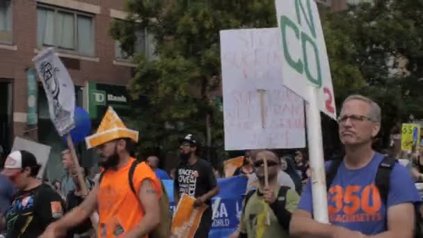 Un hombre sosteniendo un cartel contra los hermanos Koch en una protesta pacífica en Nueva York — Vídeo de stock