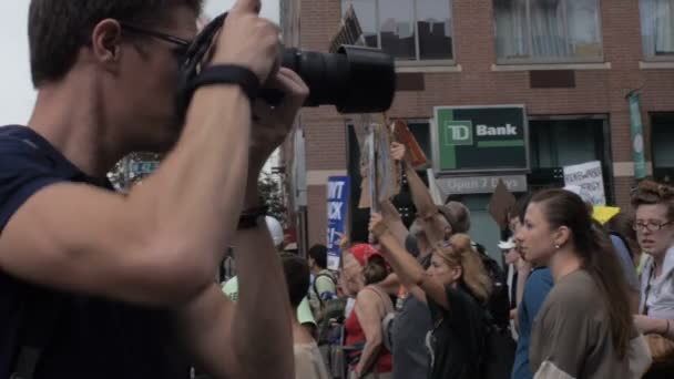 Un fotografo o un giornalista che scatta foto con una macchina fotografica a una protesta a New York — Video Stock