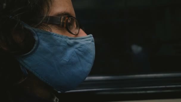 Człowiek sobie niebieski maska w metrze podczas dojazdów do pracy z bliska — Wideo stockowe