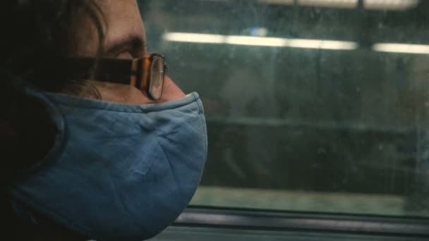 Чоловік у респіраторній масці, що прибуває на станцію метро — стокове відео