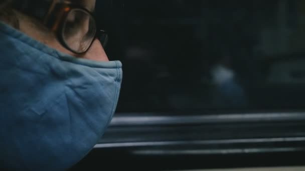 Close up van een mannelijke commuter met behulp van een slimme telefoon terwijl het dragen van een masker — Stockvideo