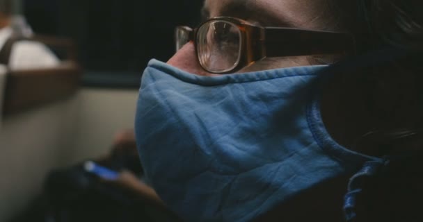 Man sitter på tunnelbanan som bär en respiratorisk ansiktsmask medan pendling 4k — Stockvideo