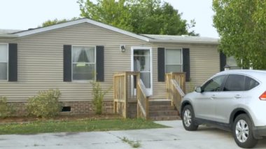 İki erkek arkadaşları bir ev dışında yürüyüş ve bira şişesi ile tezahürat