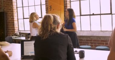 Mutlu gülümseyen çalışanlar ve iş ortakları bir sunum gelen