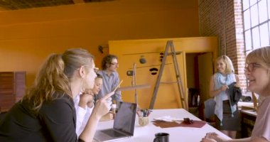 Birbirimizi yüksek Beşli veren ve kutlama girişimcilerin başarılı grup