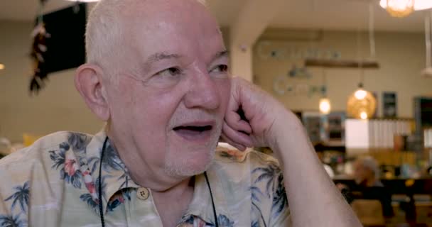 Jovial gelukkig ouderen senior man lachen in een restaurant — Stockvideo