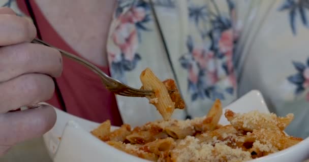 关闭一个老人吃一口通心粉面食与叉子 — 图库视频影像