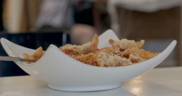 非常热蒸碗通心粉面食以红色蕃茄为基础的调味汁 — 图库视频影像