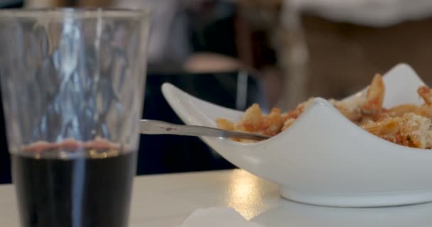 Dolly van glas rode wijn en een kom van penne pasta met een tomatensaus van rode — Stockvideo