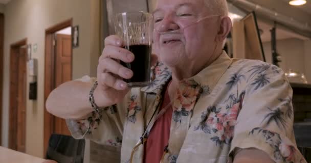 Чоловік в носових кисневих трубках вітає з вином з другом — стокове відео
