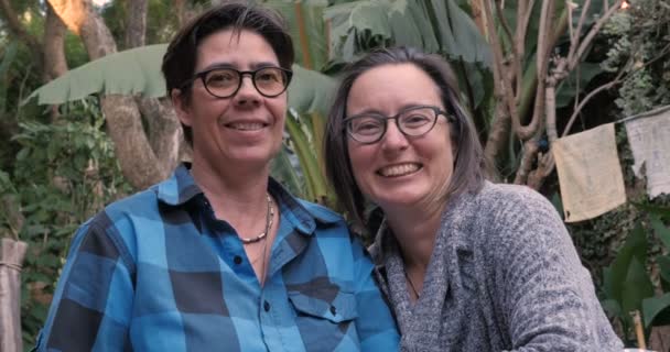Porträtt av ett lyckligt leende lesbisk par tittar på kameran — Stockvideo