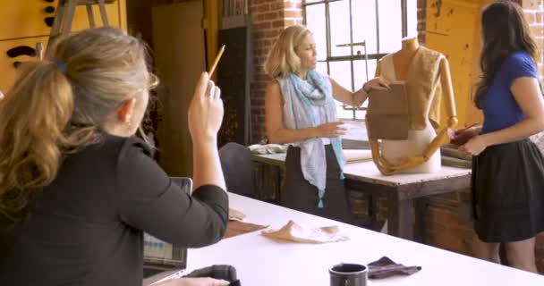 Femme d'affaires professionnelle exécutive donnant ses commentaires sur une présentation 