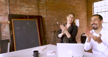 Grup karışık etnik girişimcilerin alkışlar ve her diğer tezahürat