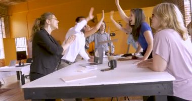 Ortak başlangıç iş takım çoğunlukla kadınların kutlamak ile yüksek Beşli