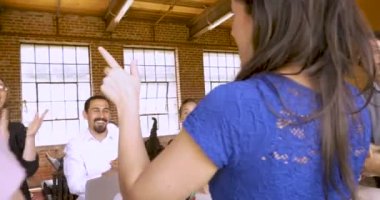 Bir grup bir masa etrafında beyin fırtınası girişimcilerin etrafında kamera daireler