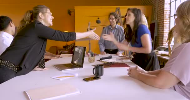 Groupe d'entrepreneurs serrant la main et se félicitant mutuellement — Video