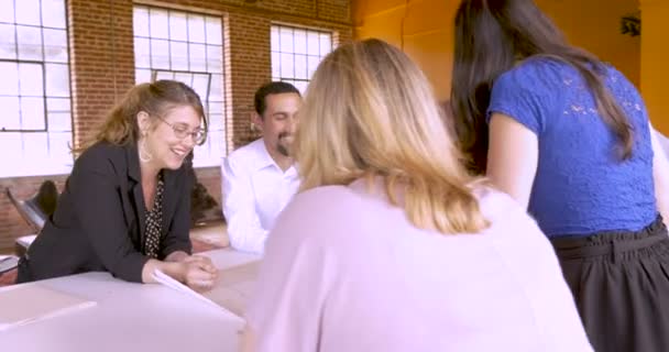 Hommes et femmes commencent une nouvelle entreprise regarder les plans ensemble 