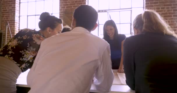 La caméra tourne autour d'un groupe diversifié d'hommes et de femmes d'affaires 