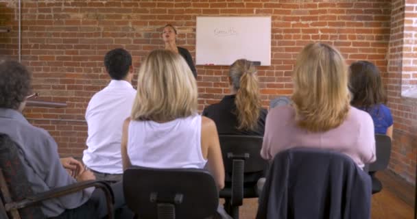 Motivational speaker businesswoman getting audience feedback participation — Stock Video