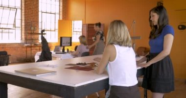 Kadın girişimciler bir açık ofis yürüyüş erkek Bisiklet banliyö